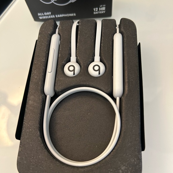 Beats Flex headphones - new in box - Picture 2 of 3